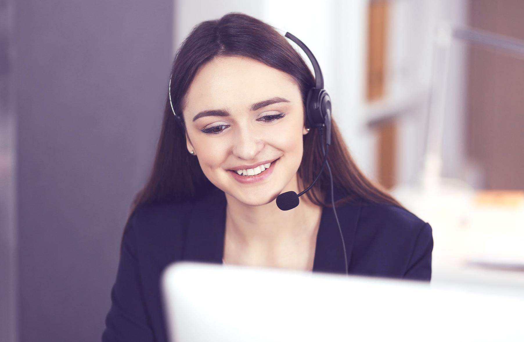 Réunion collaborative entre partenaires autour d'une table de travail