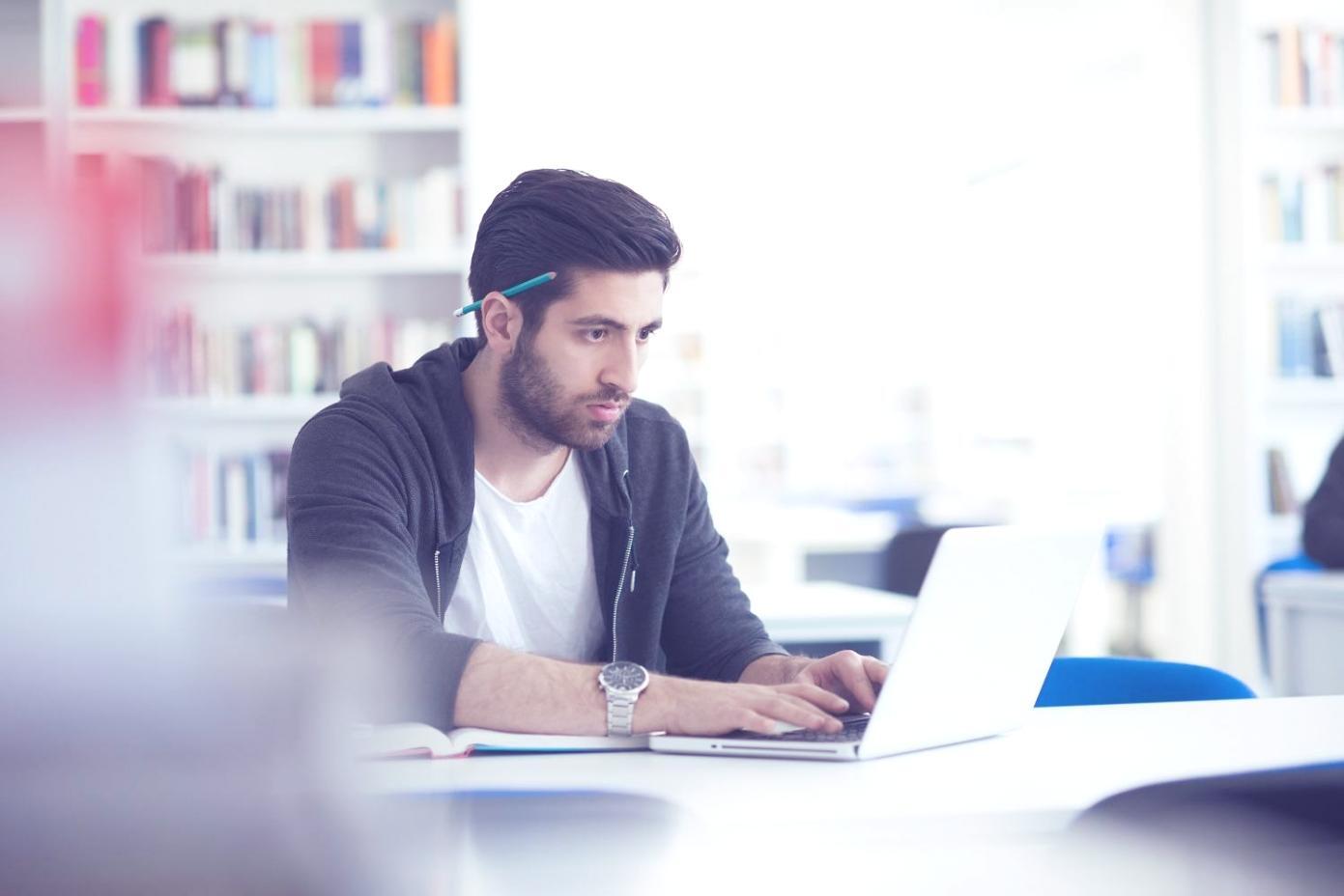 Espace de travail collaboratif avec documents financiers et ordinateur