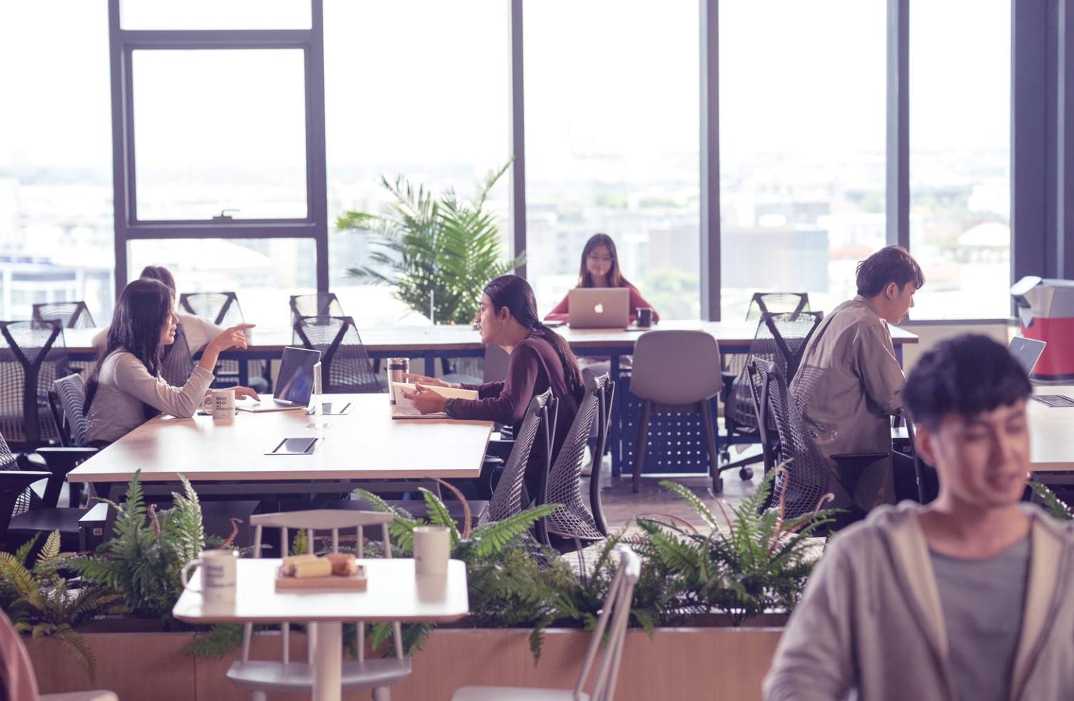 Personne travaillant sur des finances personnelles